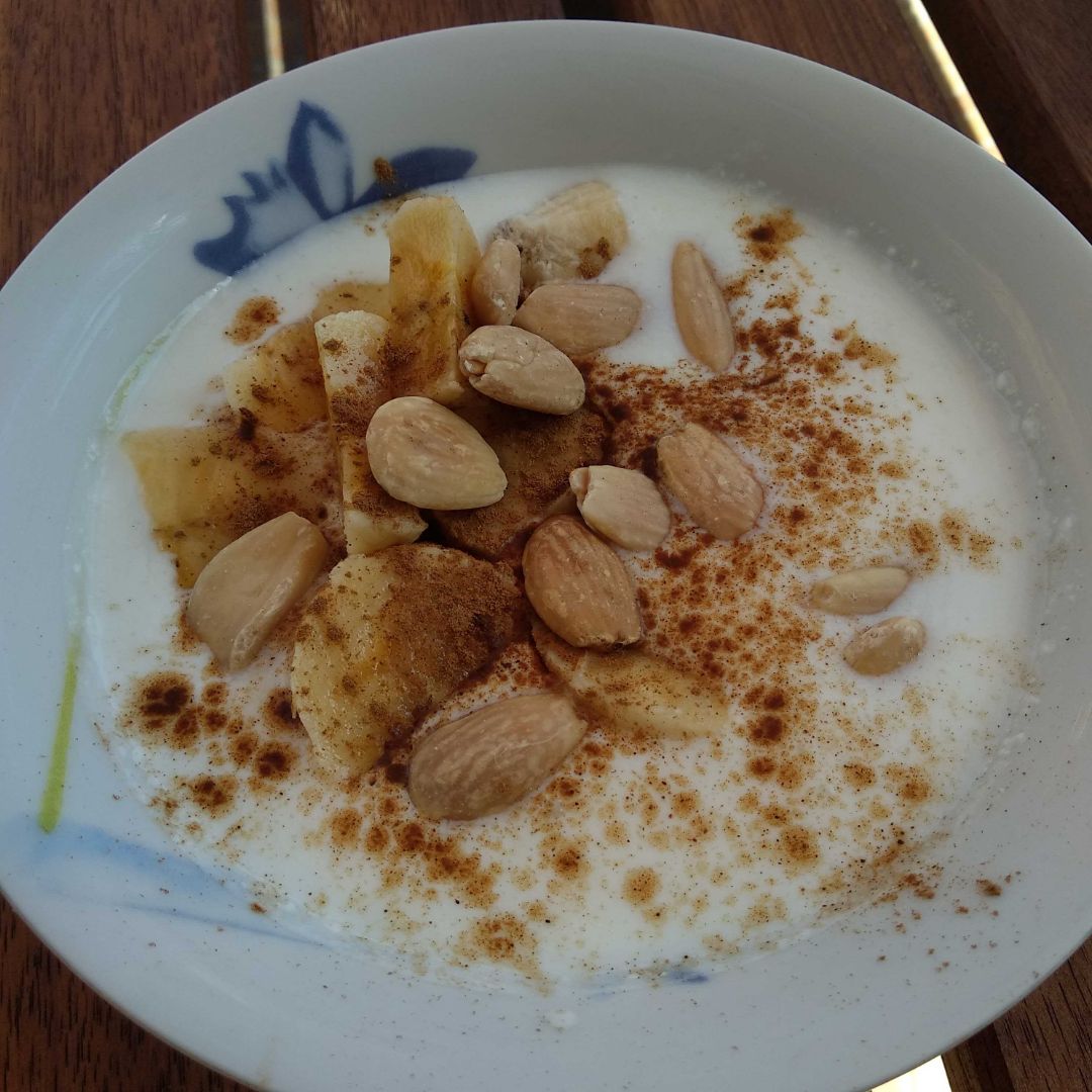 Kefir con plátano, canela y almendras Kefir con plátano, canela y almendras