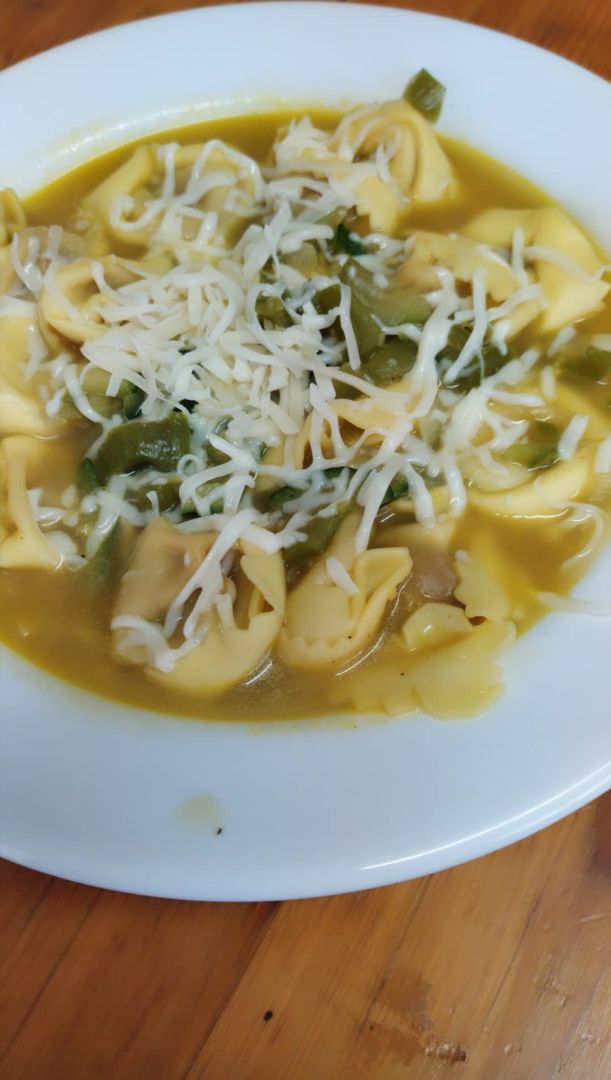 Sopa de tortellini. Sopa de tortellini.