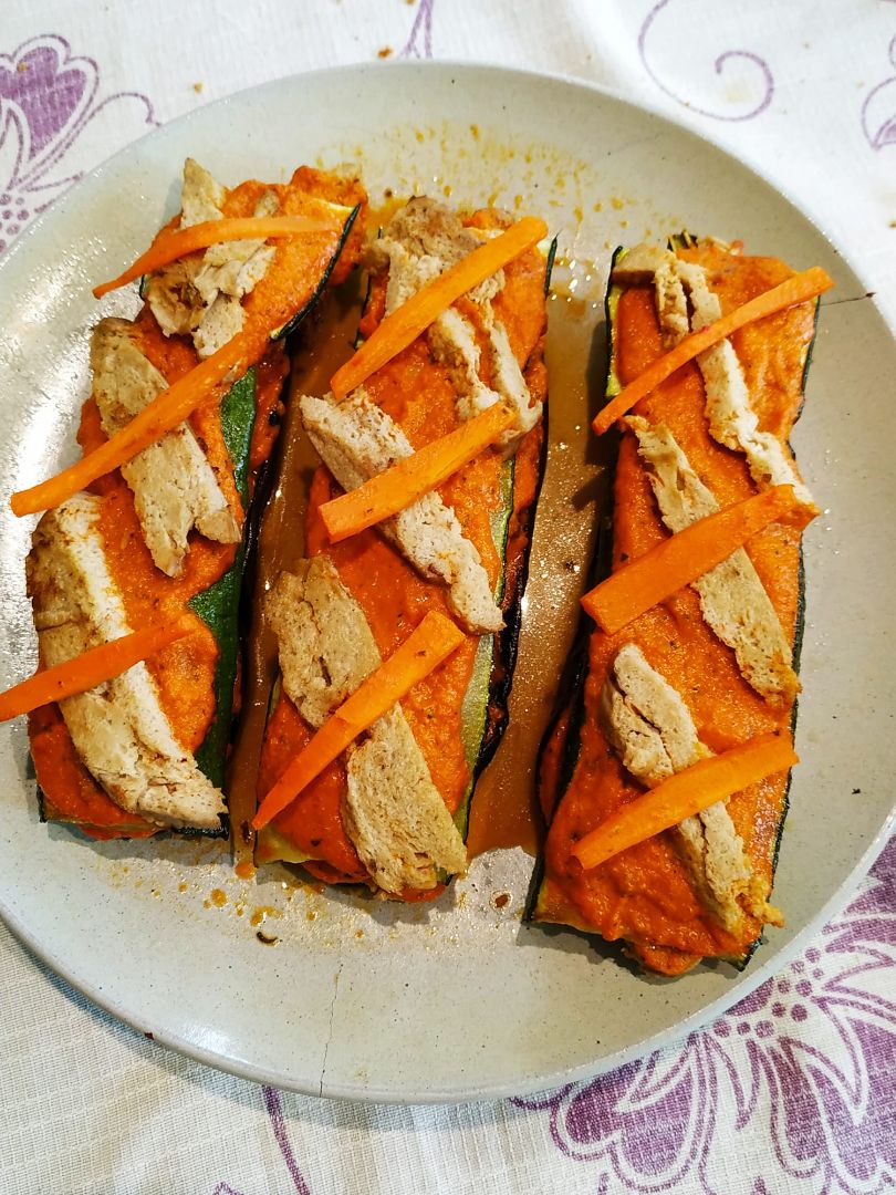 Calabacín y berenjena con seitán y salsa de piquillo Calabacín y berenjena con seitán y salsa de piquillo
