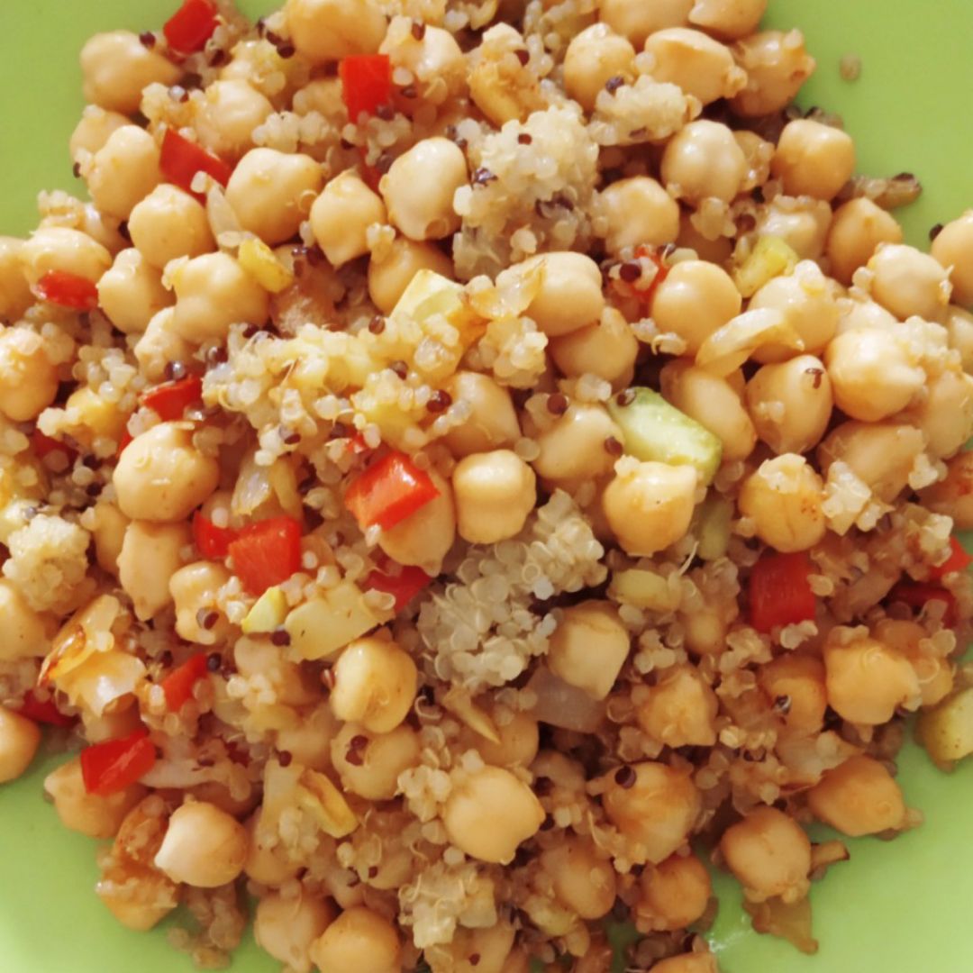 Garbanzos con quinoa y verduras. Garbanzos con quinoa y verduras.