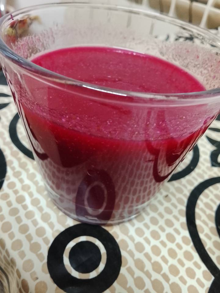 Batido de remolacha, piña y pepino con jugo de lima