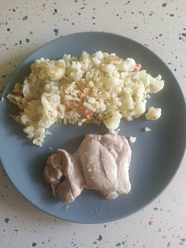 Coliflor rehogada con filete de pollo