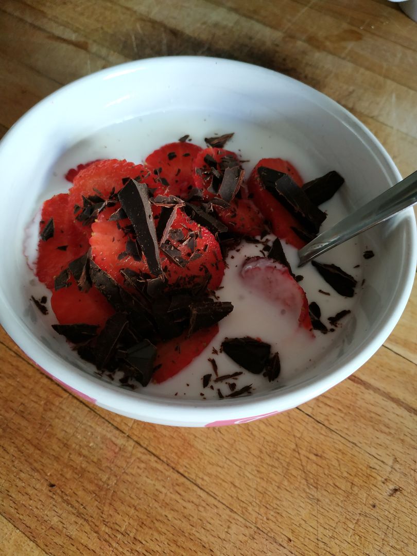 Keifir natural ,con fresas y chocolate 99% Keifir natural ,con fresas y chocolate 99%