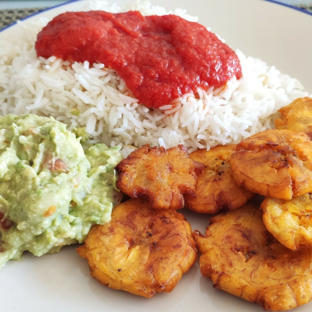 Plátano frito con guacamole y arroz