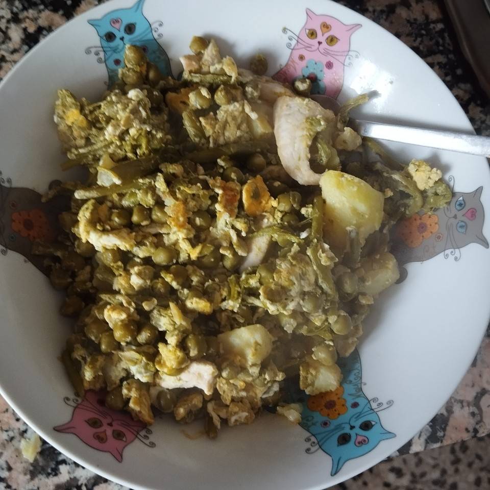 Revuelto verduras con pollo y huevo