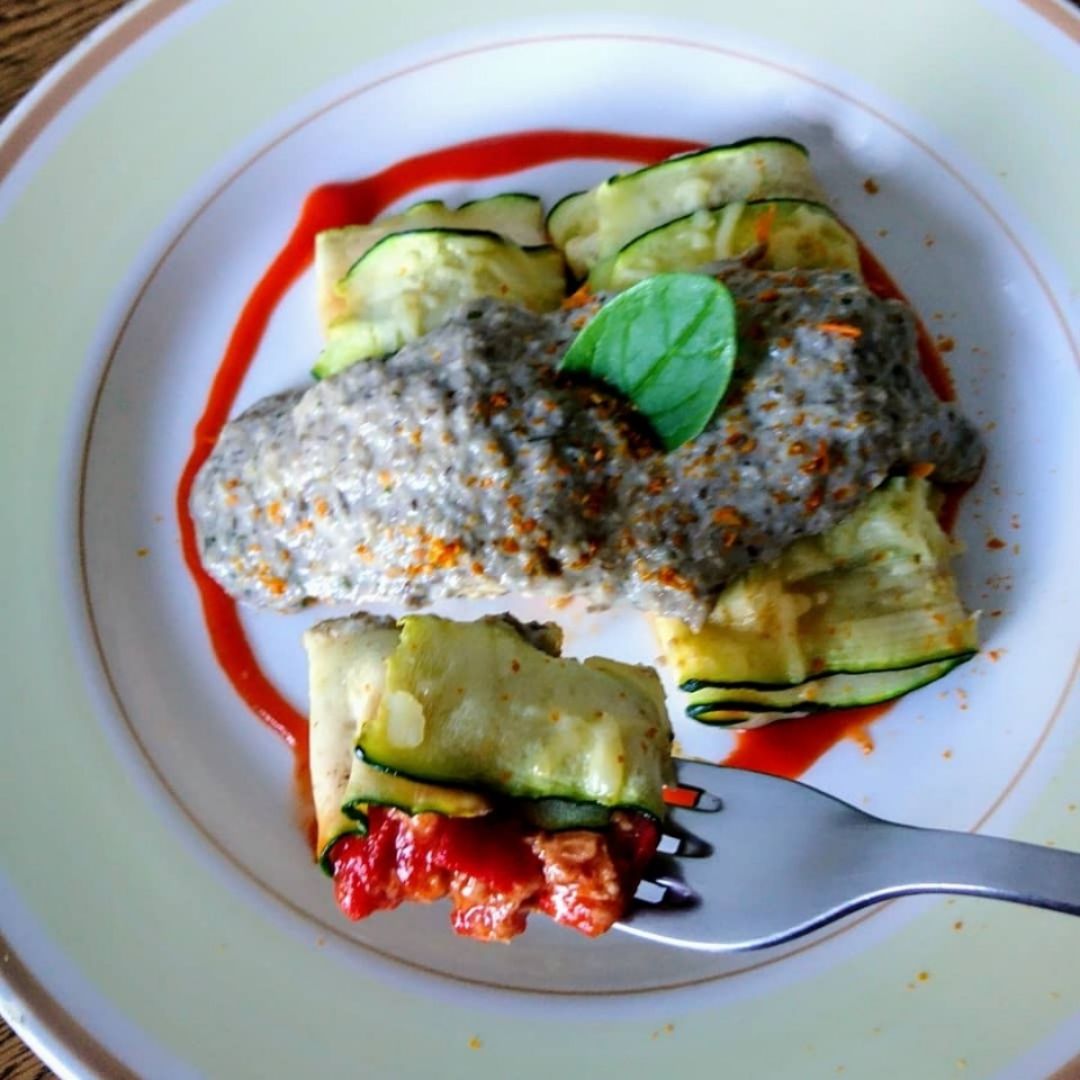 Canelones de calabacin con salsa de setas Canelones de calabacin con salsa de setas