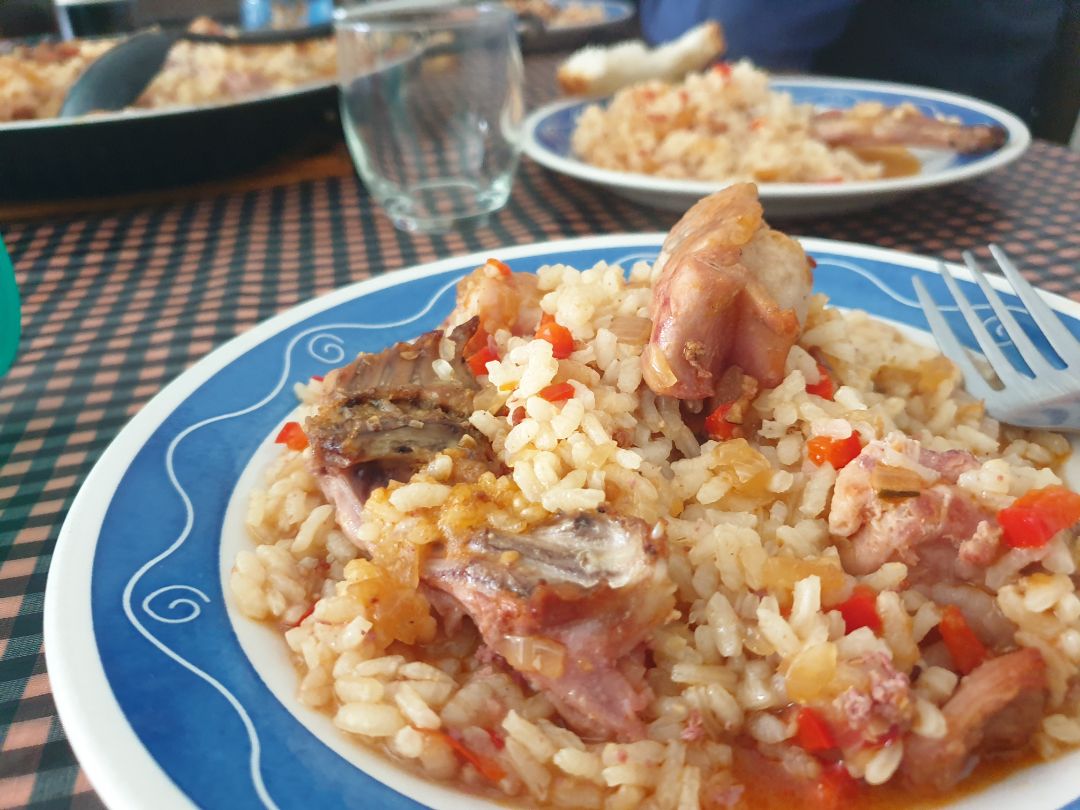 Paella con conejo