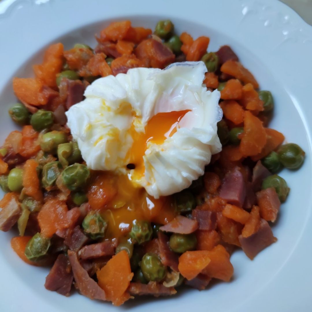 Guisantes y zanahoria con jamón y huevo poché Guisantes y zanahoria con jamón y huevo poché
