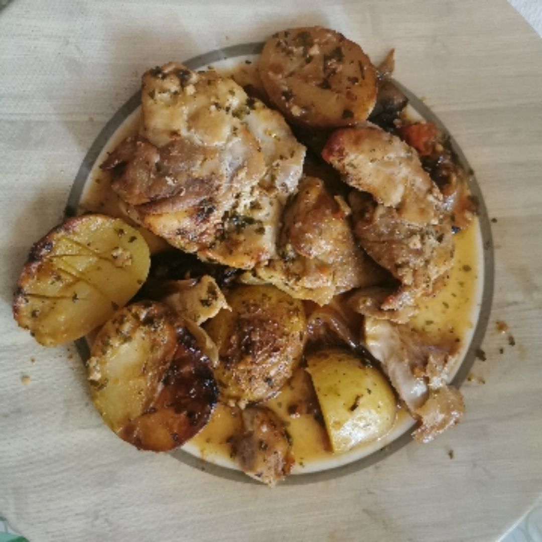 Pollo con patatas, tomatitos cherry y cebolla Pollo con patatas, tomatitos cherry y cebolla