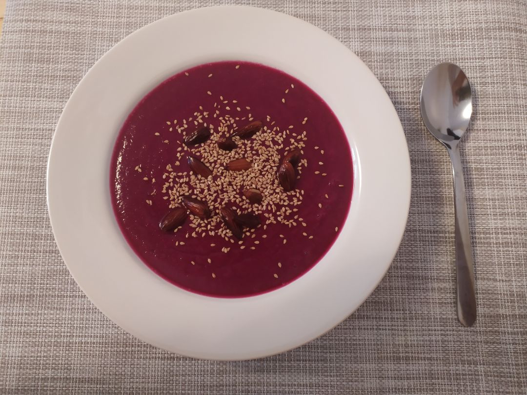 Sopa fría de remolacha, manzana y piña Sopa fría de remolacha, manzana y piña
