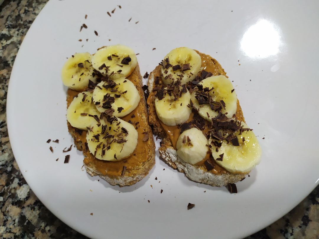 Tostadas integrales con crema de cacahuate, plátano y chocolate