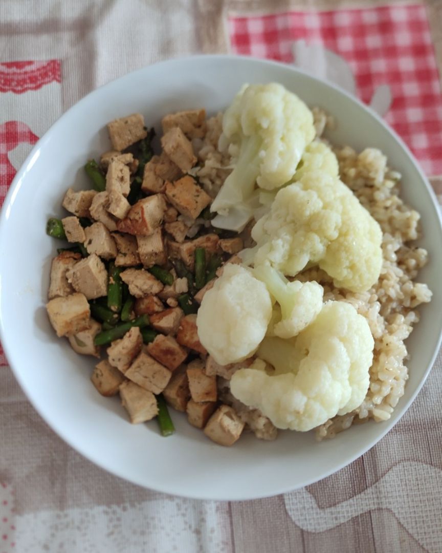 Arroz con tofu marinado, esparragos y coliflor Arroz con tofu marinado, esparragos y coliflor