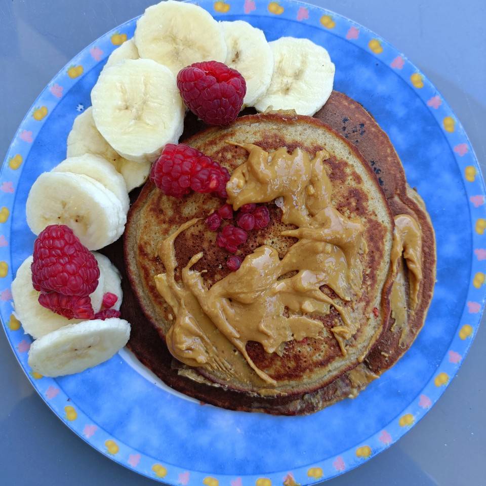 Tortitas de avena y plátano con frambuesas y mantequilla de cacahuete Tortitas de avena y plátano con frambuesas y mantequilla de cacahuete
