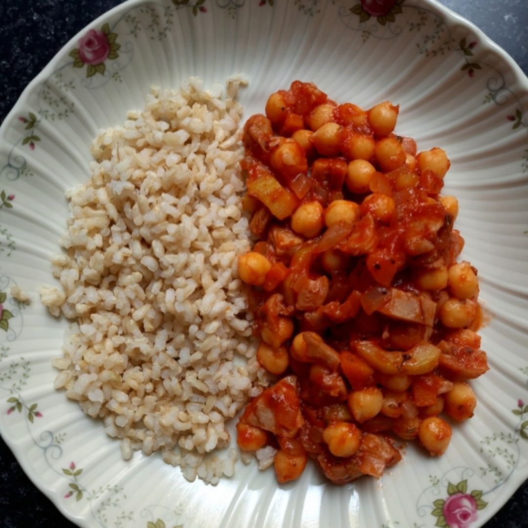 Arroz integral con revuelto de garbanzos y heura Arroz integral con revuelto de garbanzos y heura