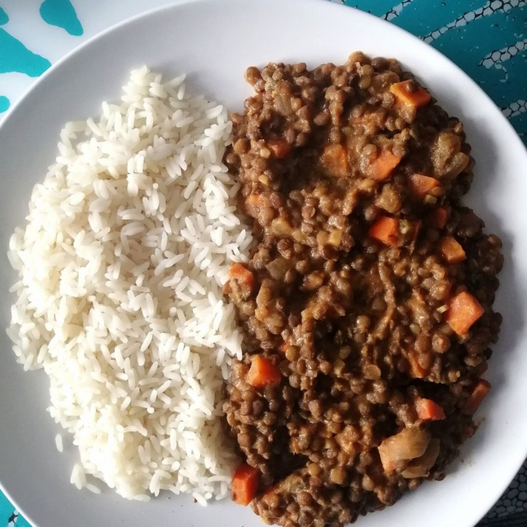 Lentejas al curry con arroz 