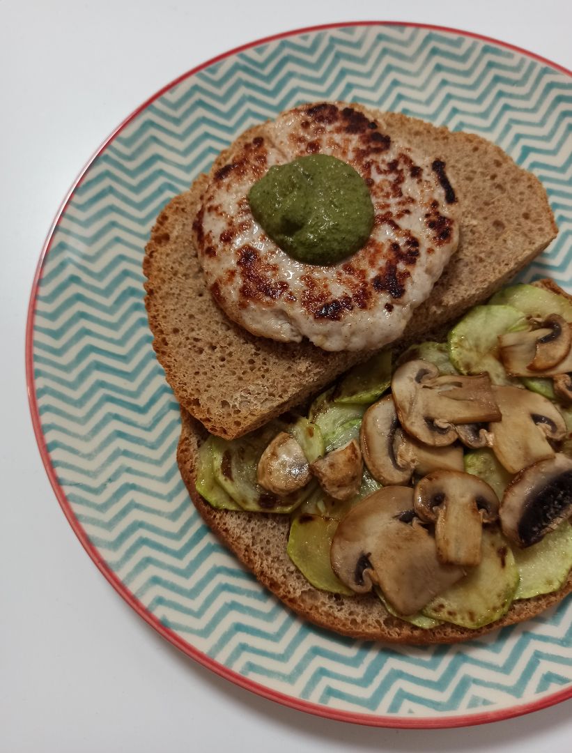 Hamburguesa de pollo con calabacín, champiñones, pesto en pan integral Hamburguesa de pollo con calabacín, champiñones, pesto en pan integral