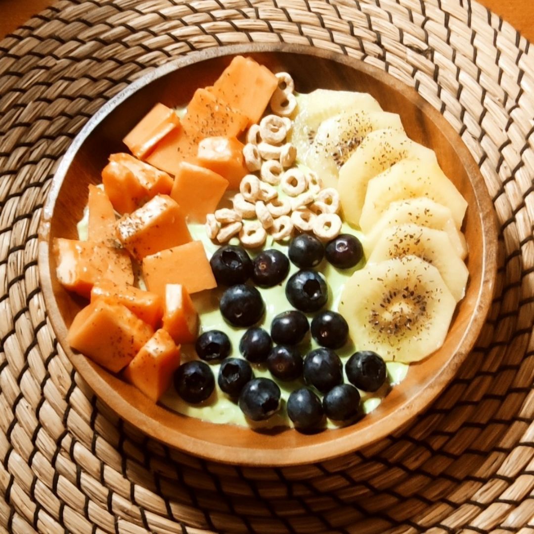 Smothie bowl yogur con Té Matcha + Avena, kiwi, Arándanos, Papaya Smothie bowl yogur con Té Matcha + Avena, kiwi, Arándanos, Papaya