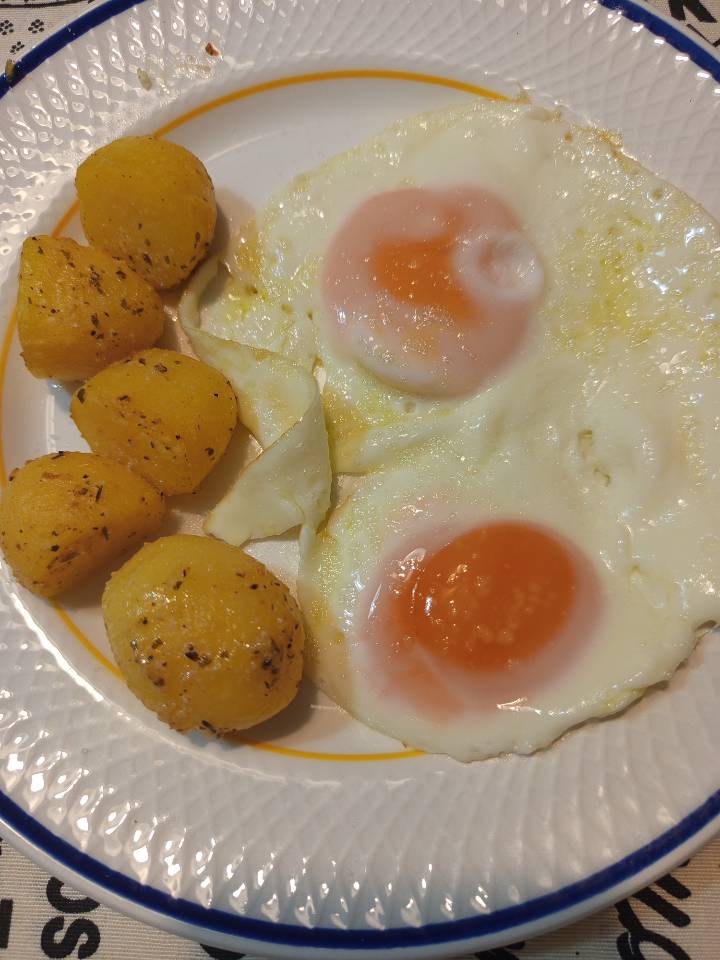 Huevos a la plancha con patatas cocidas asadas