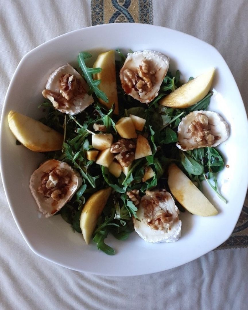🥗 Ensalada de rúcula, canónigos, queso de cabra, manzana y nueces 🥗 🥗 Ensalada de rúcula, canónigos, queso de cabra, manzana y nueces 🥗