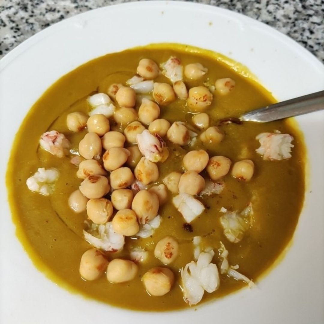 Crema verduras con garbanzos y gambón 