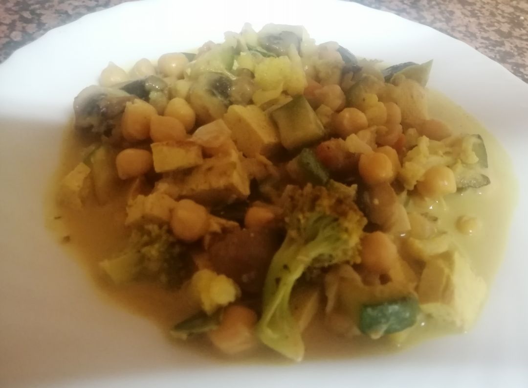 Garbanzos con verdura, tofu y leche de coco al curry