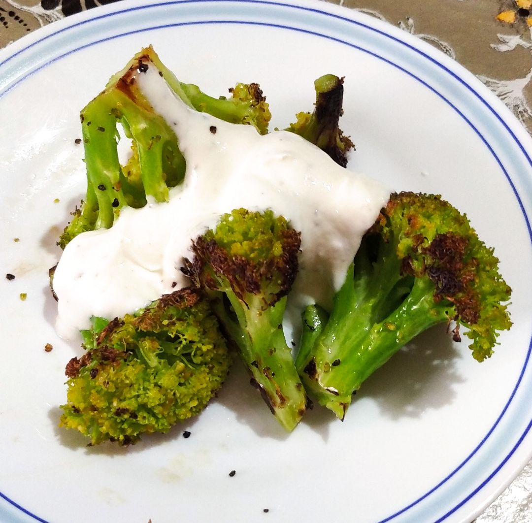 Brócoli a la plancha con salsa yogur casera Brócoli a la plancha con salsa yogur casera