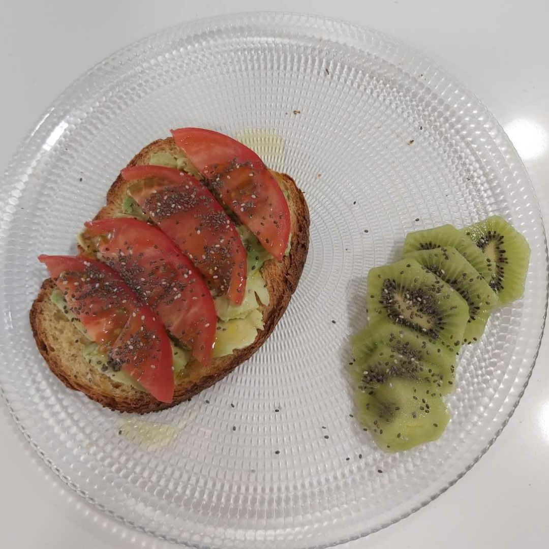 Tostada de pan de xia aguacate con tomate y semillas de xia Tostada de pan de xia aguacate con tomate y semillas de xia