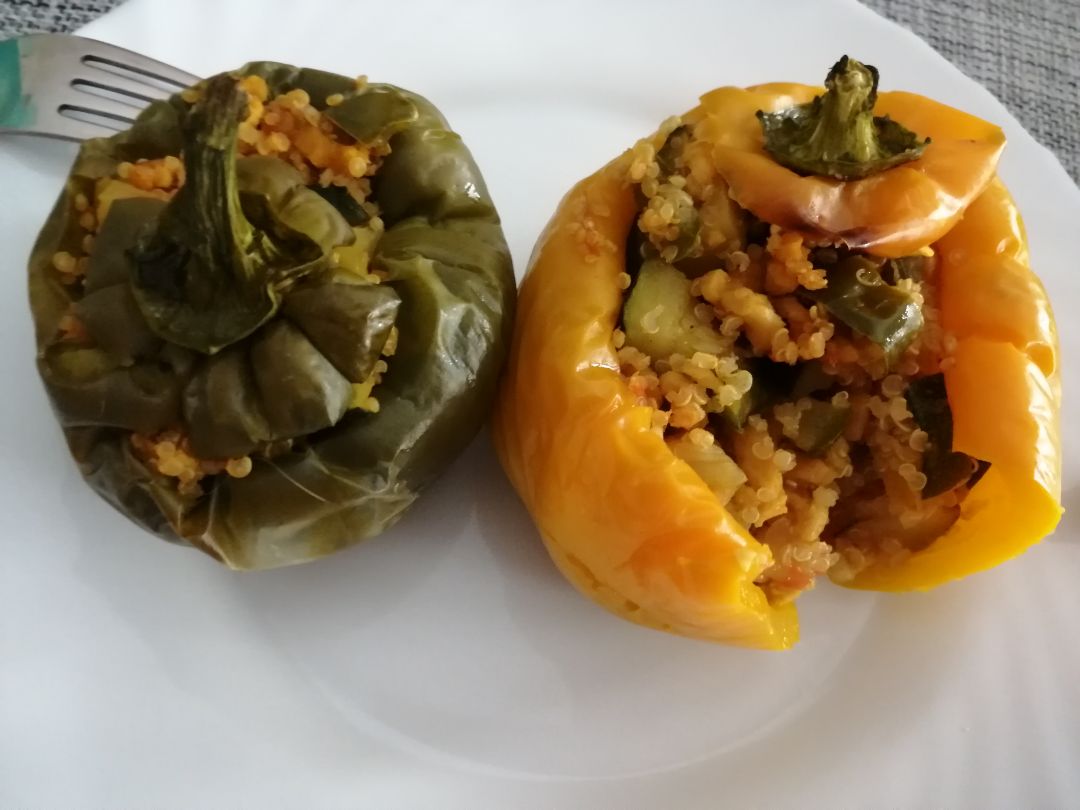 Pimientos rellenos de quinoa, soja texturizada y verduras