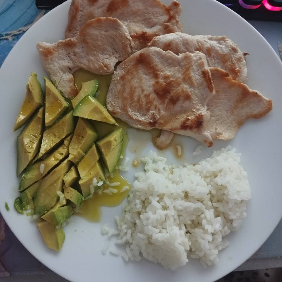 Pollo plancha arroz y aguacate 