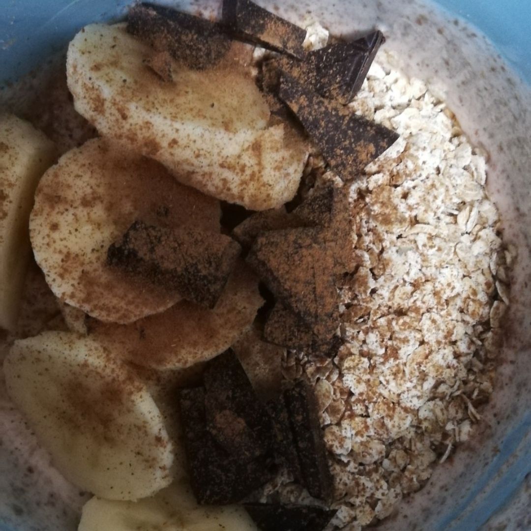 Cuenco de yogur con avena, platano y chocolate Cuenco de yogur con avena, platano y chocolate