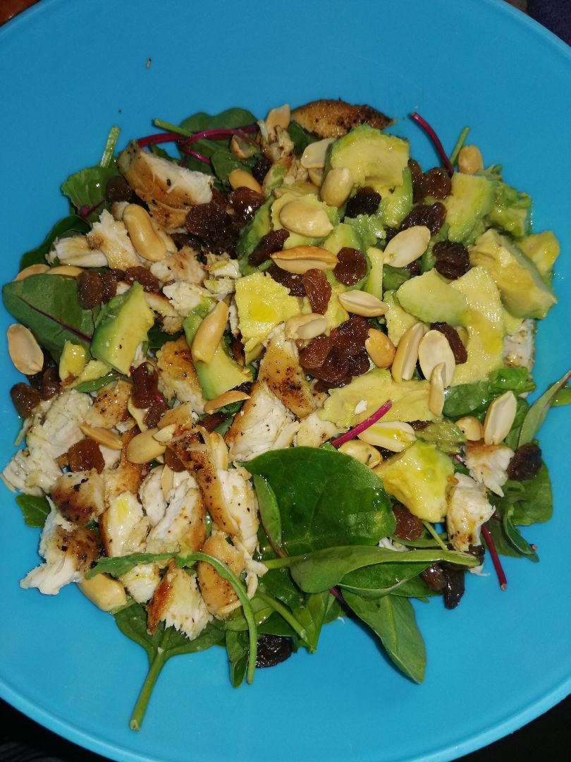 Ensalada de espinacas, rúcula, pasas, pollo y cacahuetes Ensalada de espinacas, rúcula, pasas, pollo y cacahuetes