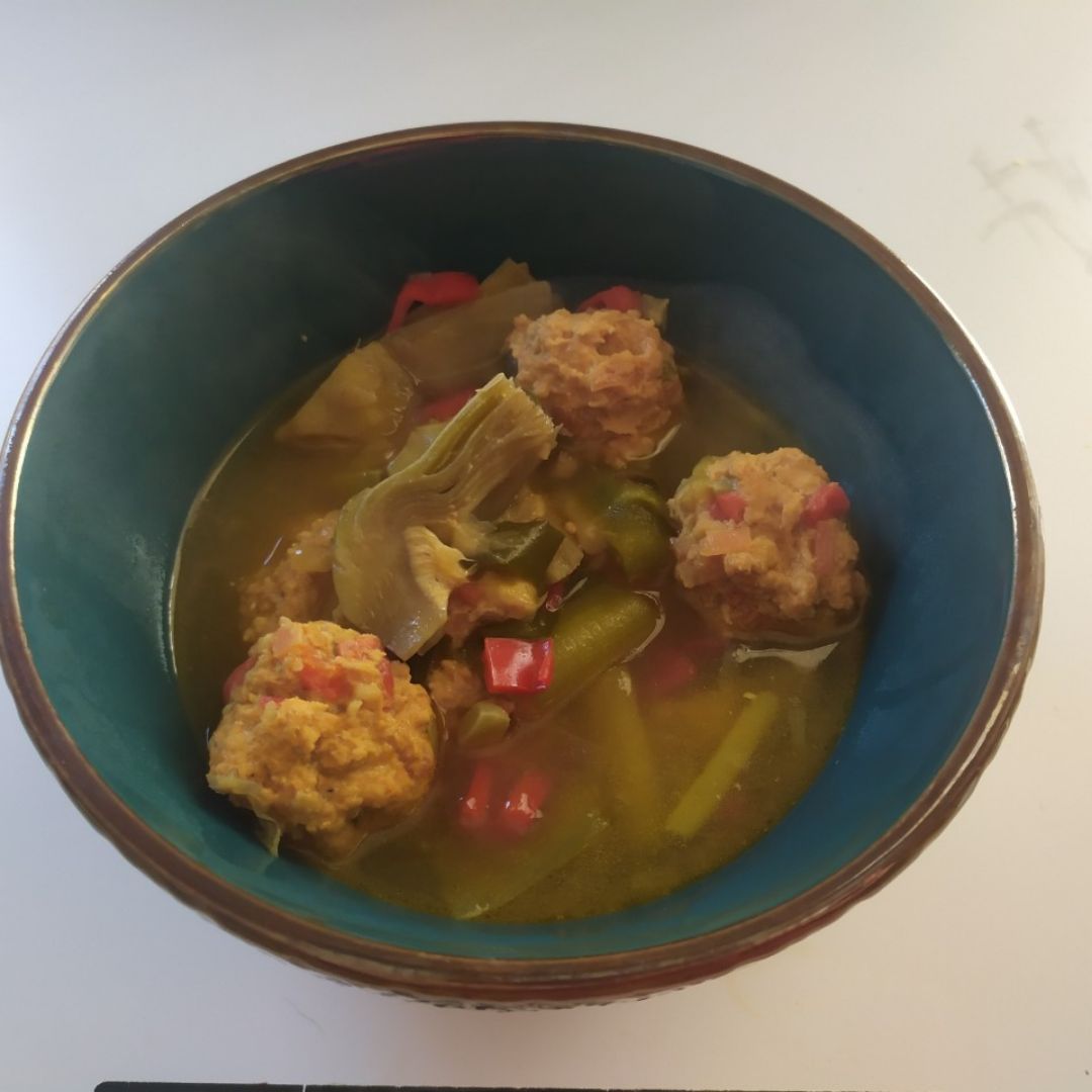 Guiso de mini albóndigas de pollo con verduras Guiso de mini albóndigas de pollo con verduras