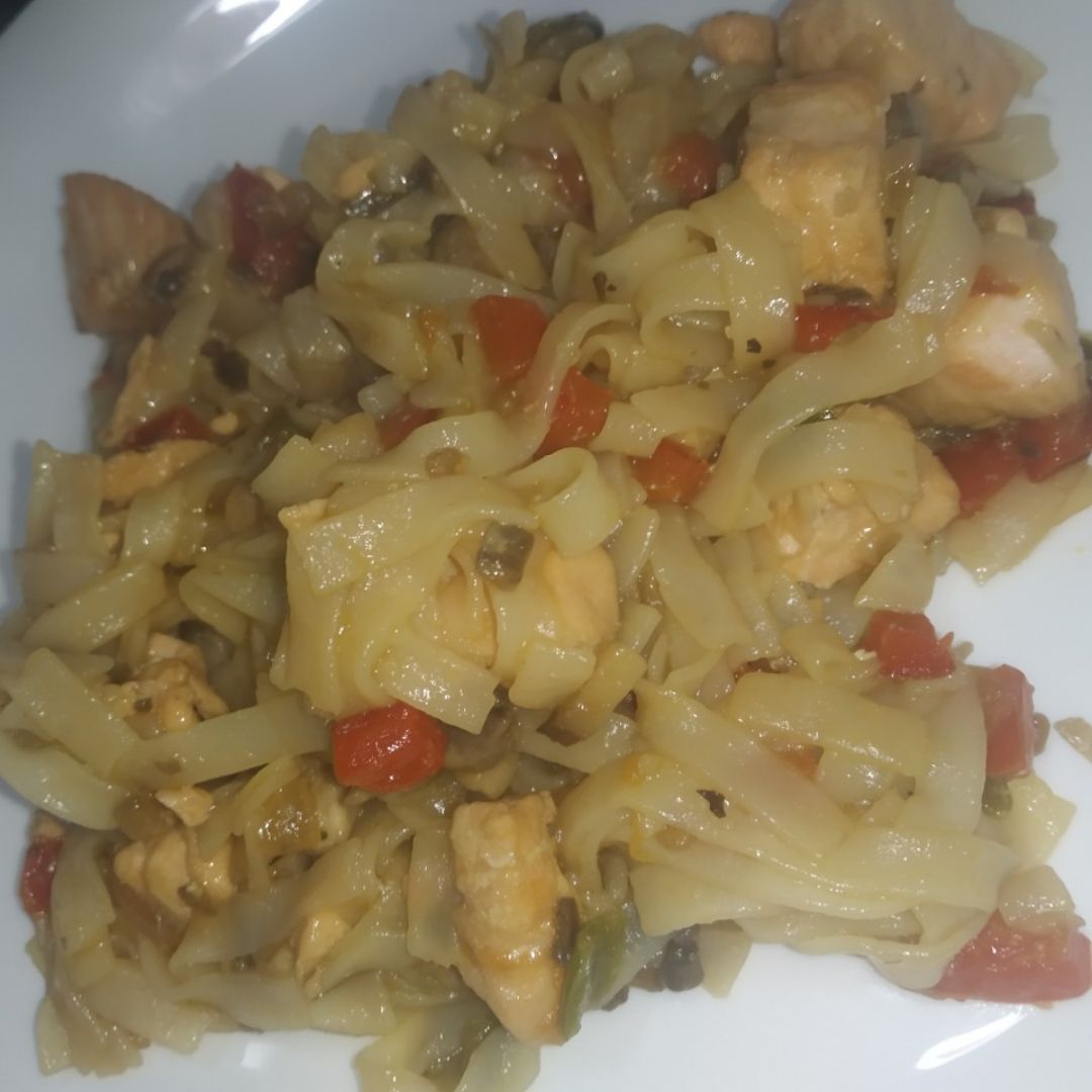Noodles de arroz con salmón y verduras en salsa de soja