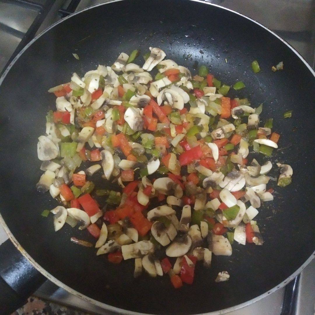 Noodles de arroz con salmón y verduras en salsa de soja Paso 0