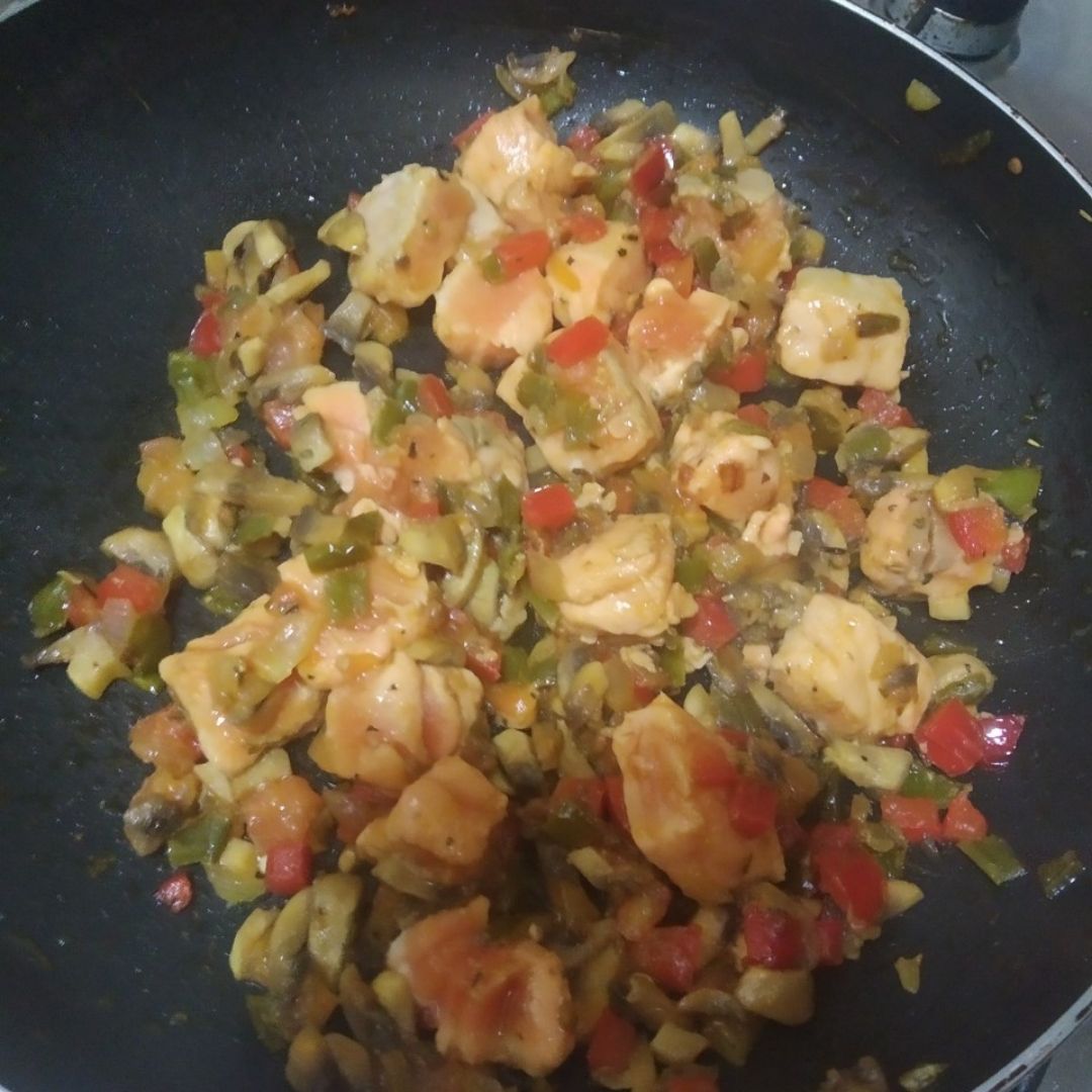 Noodles de arroz con salmón y verduras en salsa de soja Paso 1