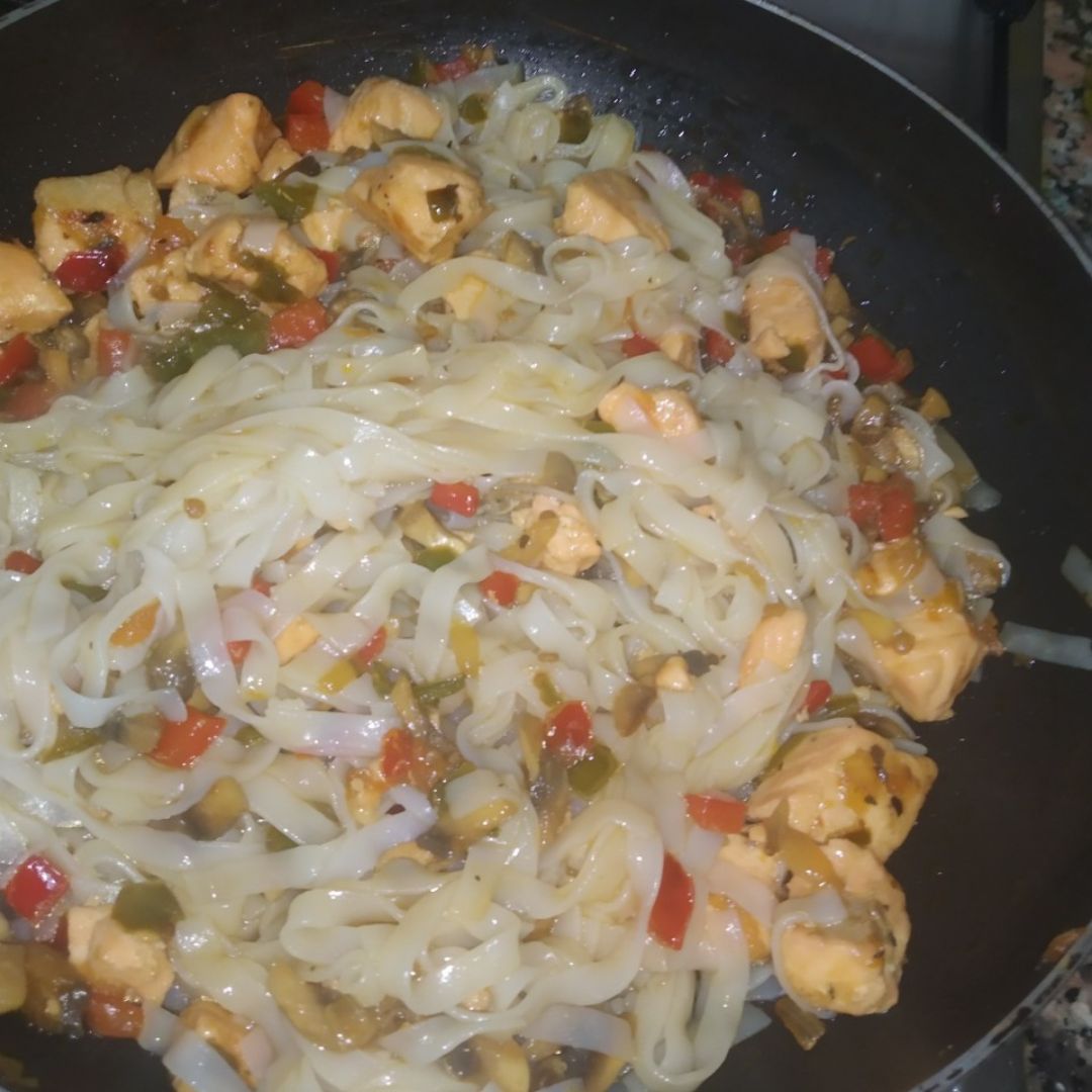 Noodles de arroz con salmón y verduras en salsa de soja Paso 4