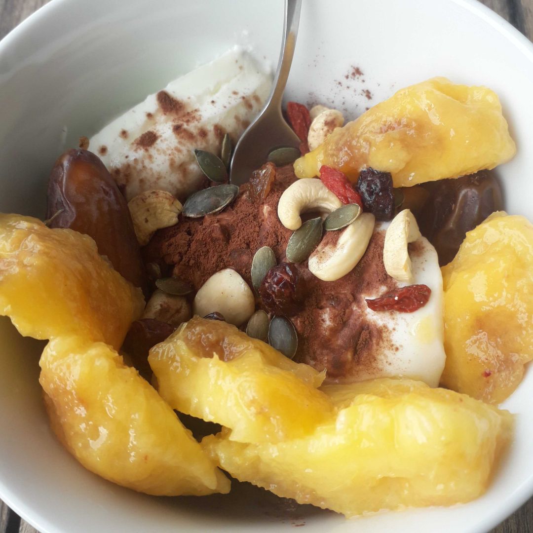Yogur de oveja con frutos secos y melocoton Yogur de oveja con frutos secos y melocoton