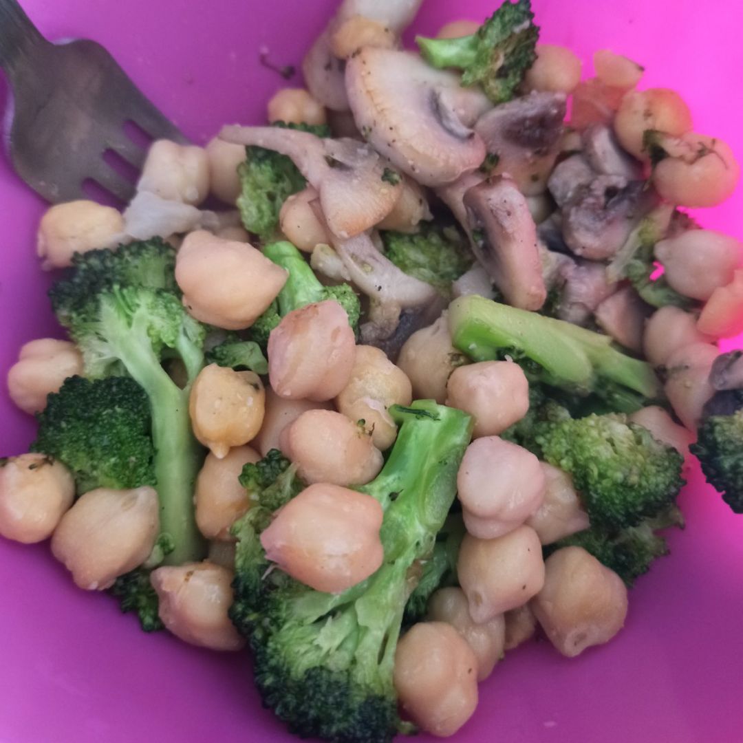 Garbanzos con brócoli y champiñones. Receta rapidísima! Garbanzos con brócoli y champiñones. Receta rapidísima!