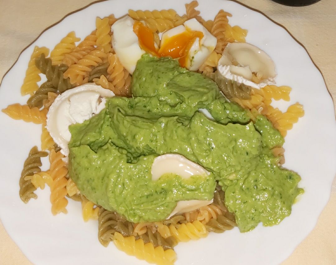 Pasta sin gluten con salsa de aguacate y espinacas