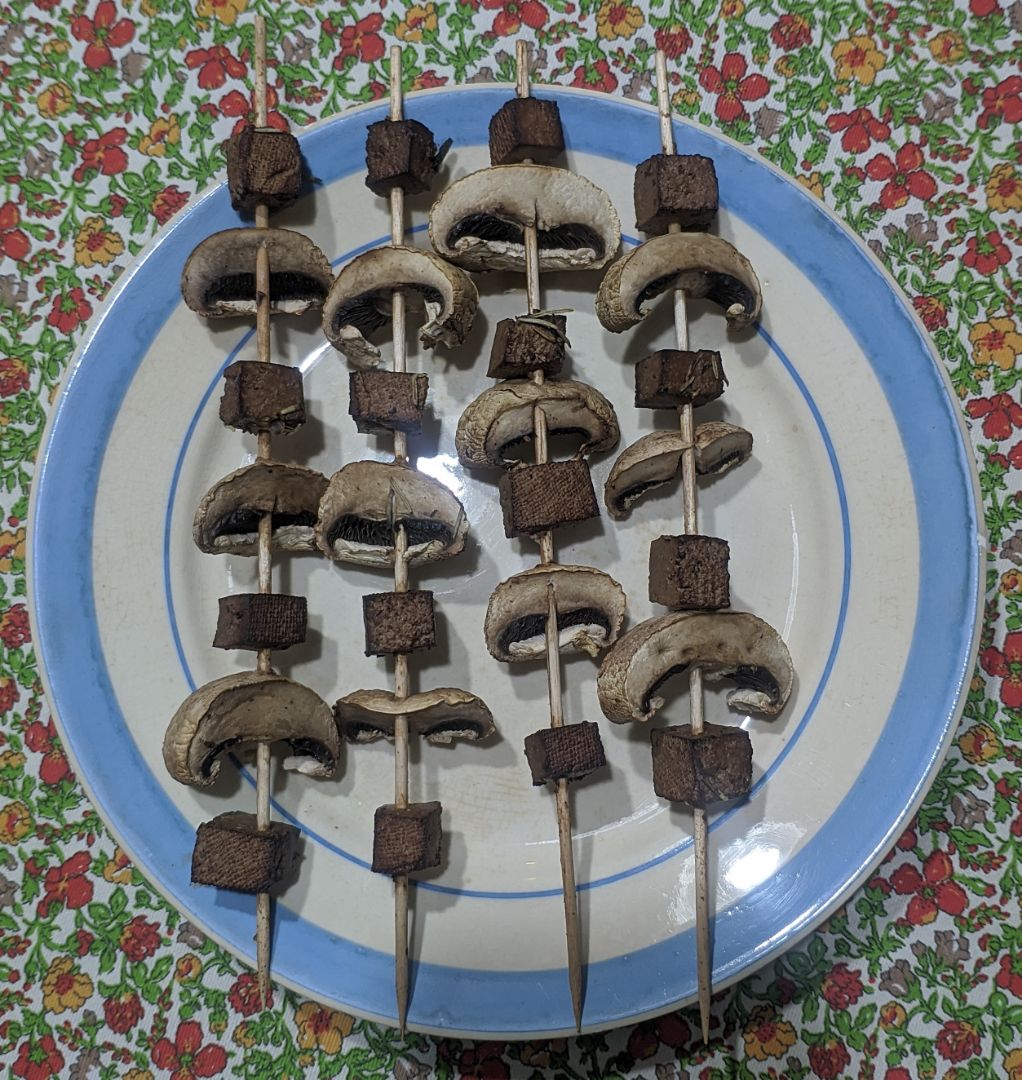 Brochetas de tofu y champiñones Brochetas de tofu y champiñones