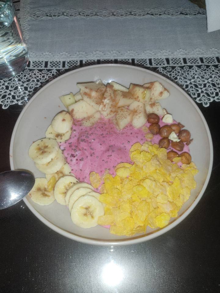Yogur con frutos rojos, cereales, chía, pera, plátano y avellanas. Yogur con frutos rojos, cereales, chía, pera, plátano y avellanas.