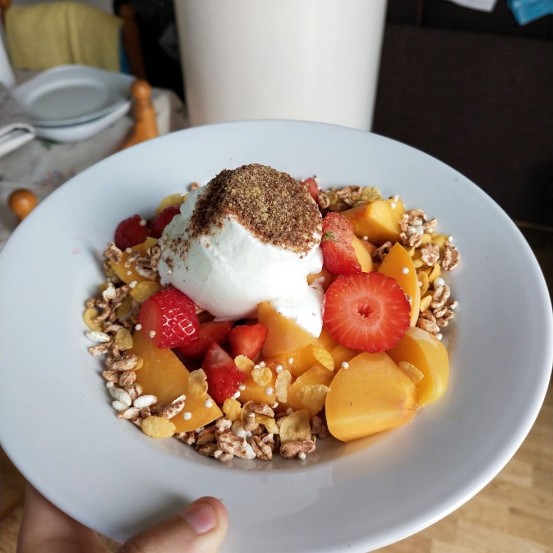 Yogur con melocotón, fresas, cereales y semillas de lino