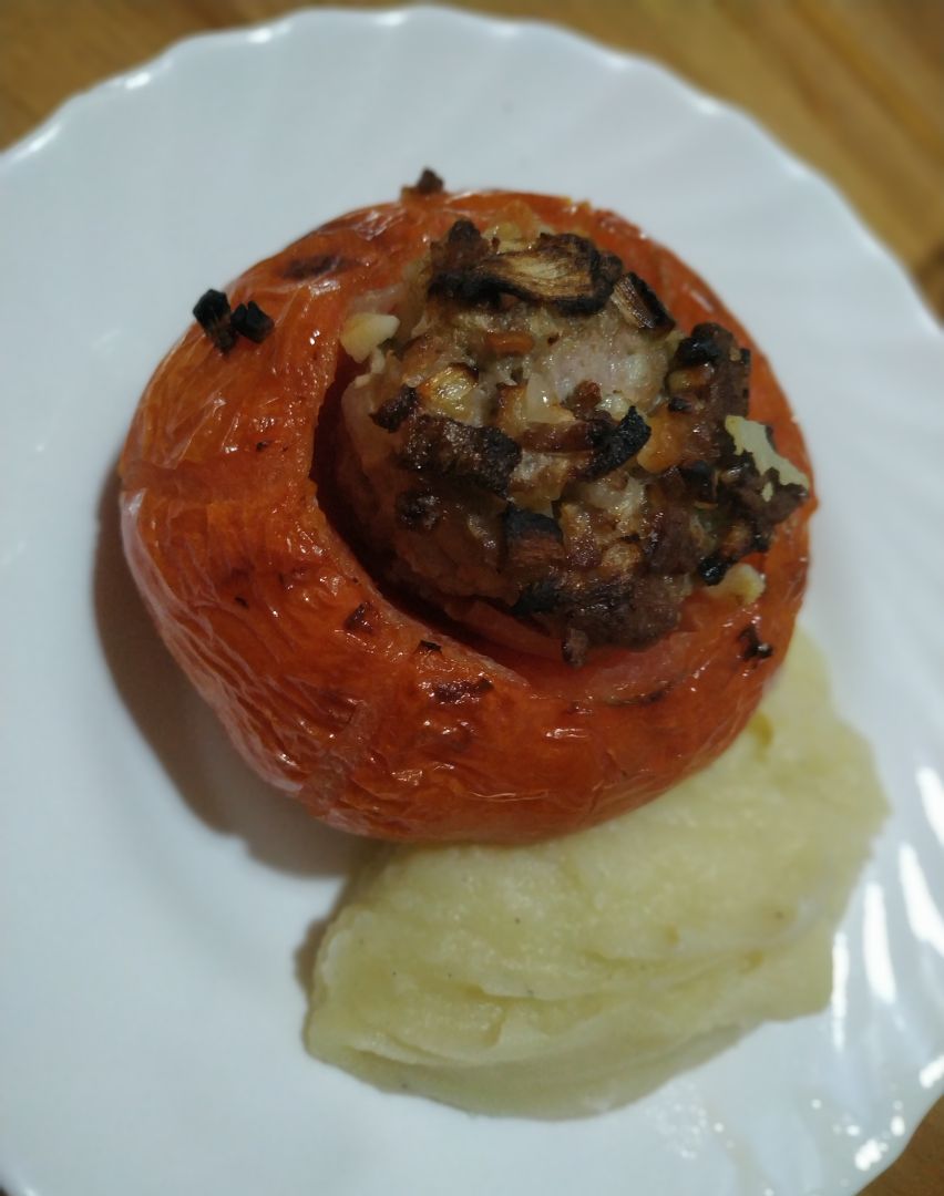 Tomate asado relleno de carne Tomate asado relleno de carne