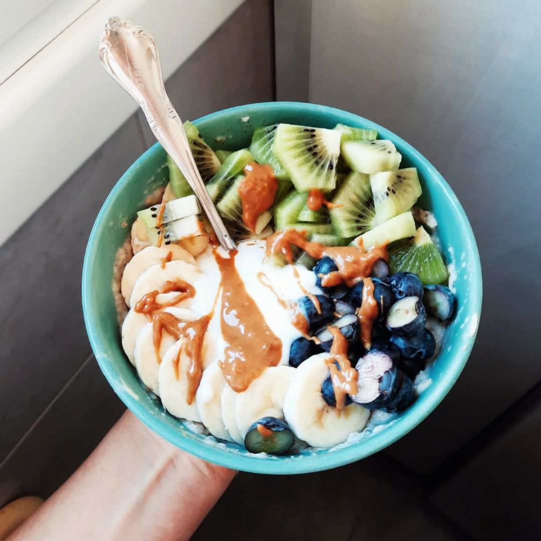 Porridge de avena y chia con fruta Porridge de avena y chia con fruta