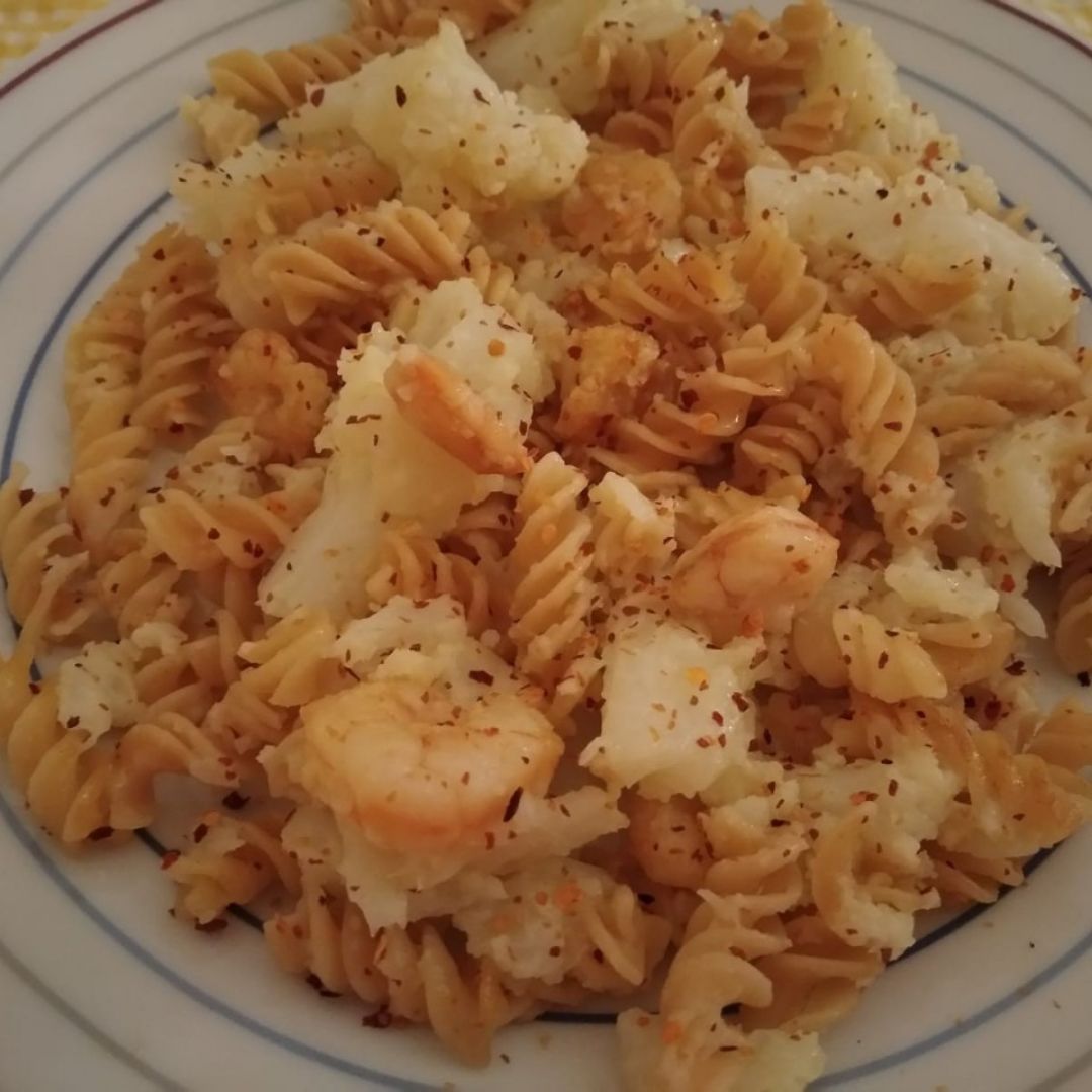 Espirales de lenteja con ajo, gambas y coliflor Espirales de lenteja con ajo, gambas y coliflor
