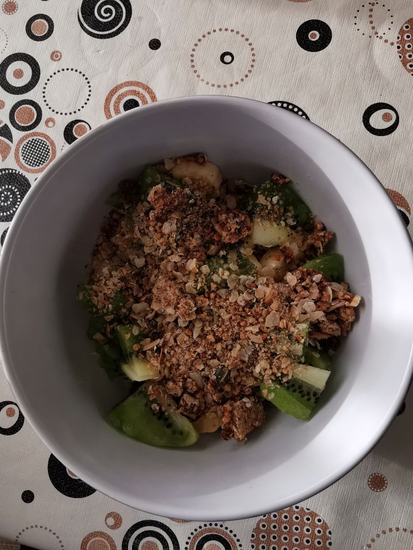 Yogur con granola, kiwi y plátano 