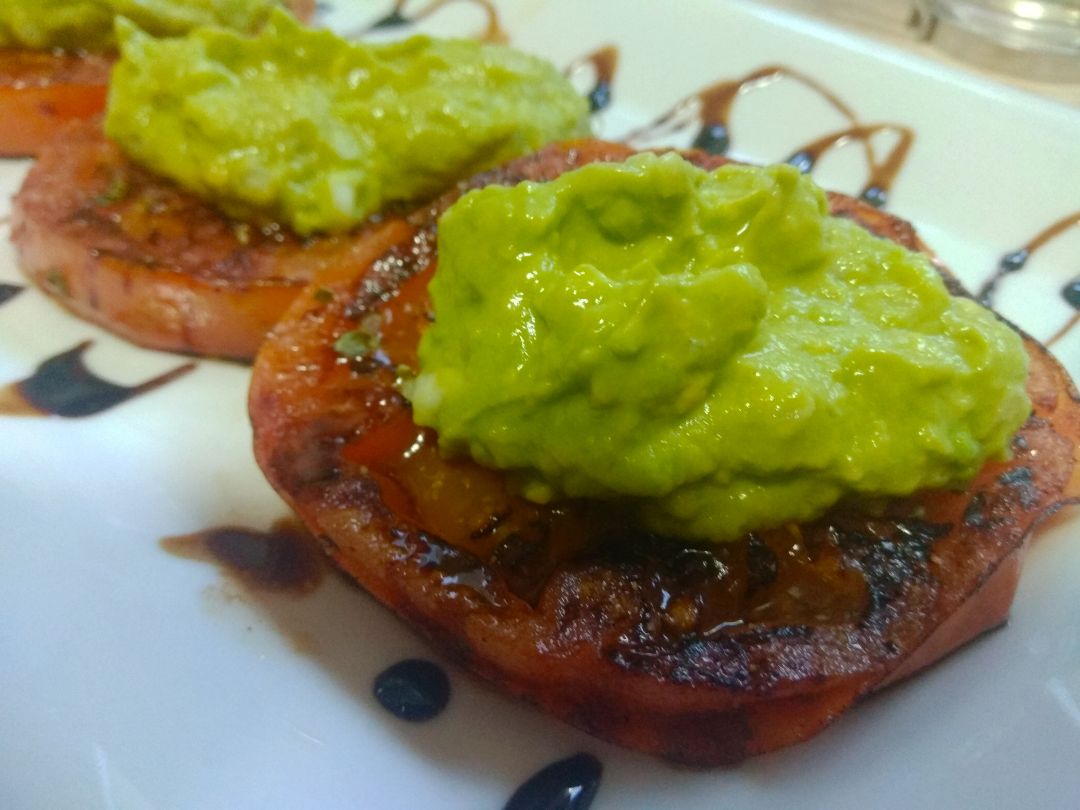 Tomate asado con aguacate Tomate asado con aguacate