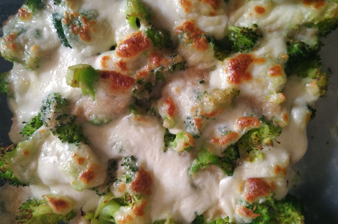 Brócoli al horno con bechamel y mozarela fresca Brócoli al horno con bechamel y mozarela fresca