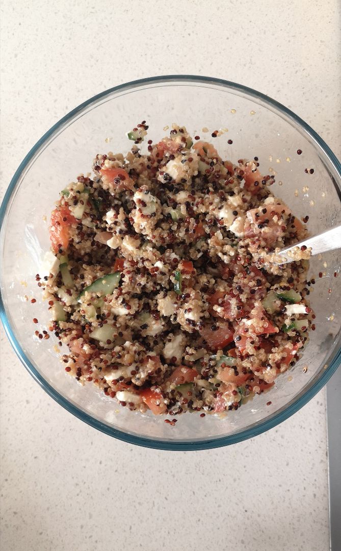 Ensalada de quinoa, tomate, pepino y feta Ensalada de quinoa, tomate, pepino y feta