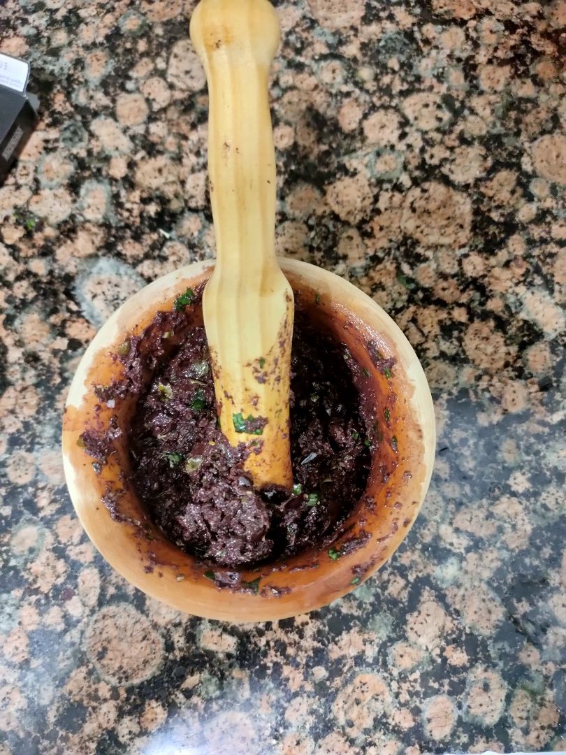 Cherries rellenos de tapenade Paso 2 Cherries rellenos de tapenade Paso 2